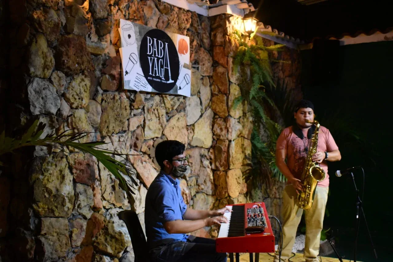 Foto de archivo del propietario: música en vivo en Baba Yaga