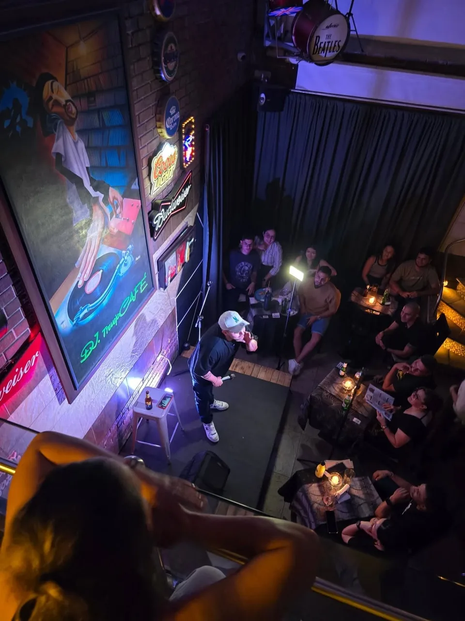 Salón y escenario de El Trevejo durante una función de Comedia al Café
